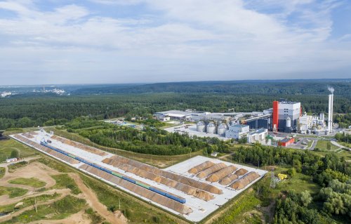 Vilniaus kogeneracinę jėgainę pasiekė pirmasis biokuro sąstatas iš Latvijos