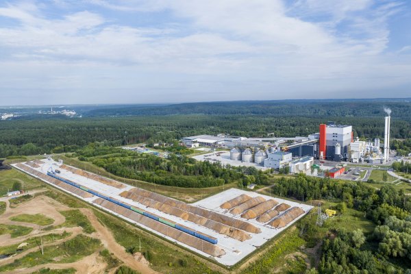 Vilniaus kogeneracinę jėgainę pasiekė pirmasis biokuro sąstatas iš Latvijos